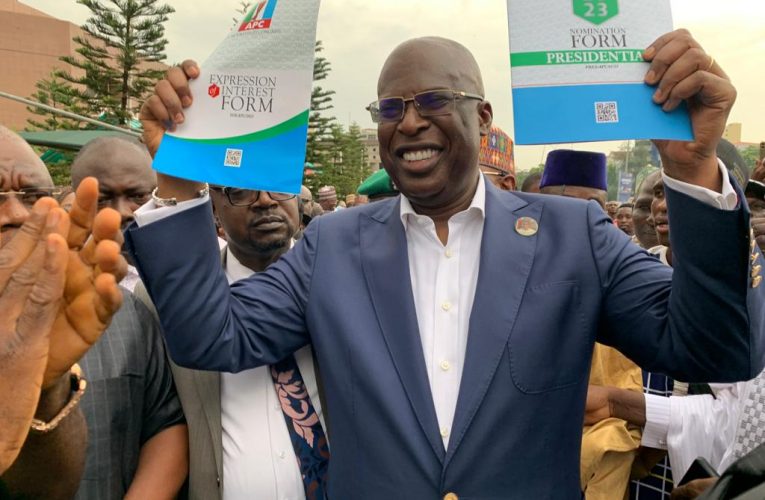 Nigerians Present APC Presidential Nomination Form To Petroleum Minister