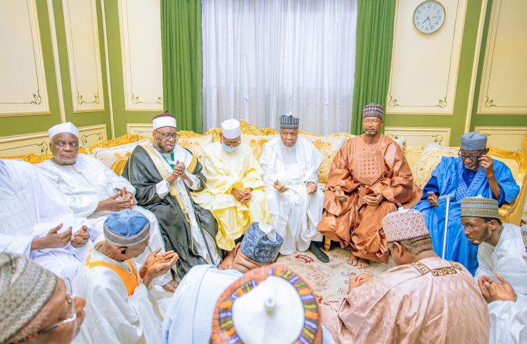 Northern Governors’ Forum Chairman Leads Delegation on Condolence Visit to Dantata Family in Kano