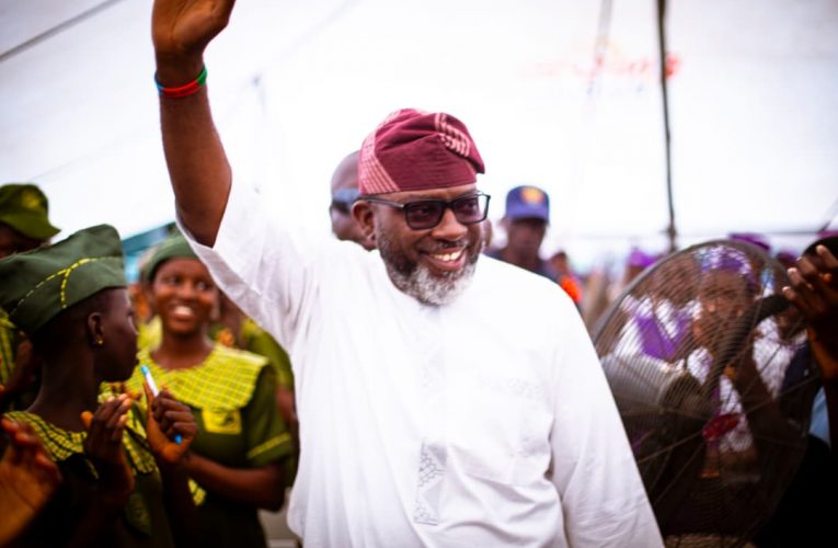 Lagos lawmaker distributes educational materials to students in Ifako-Ijaiye