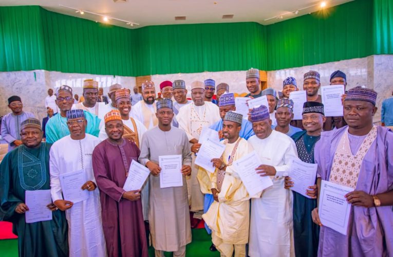 Gombe Governor Presents INEC Nomination Forms to APC Assembly Candidates