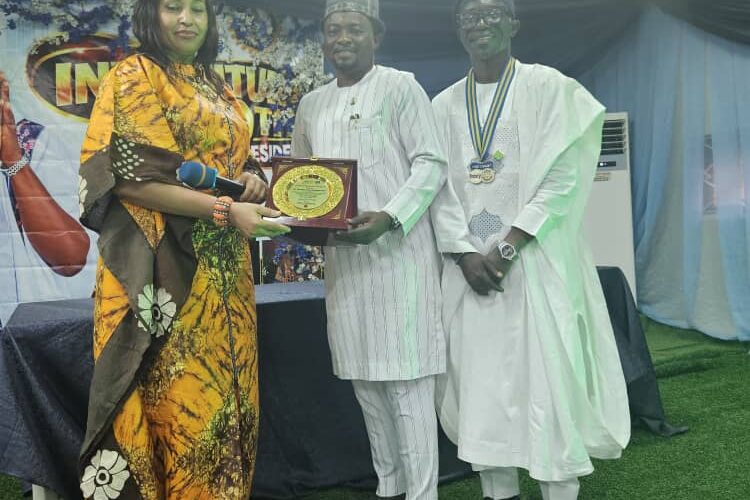 ROTARY CLUB AWARDS DR MUMEEN FOR EXCEPTIONAL CONTRIBUTION TO NATIONAL PRODUCTIVITY